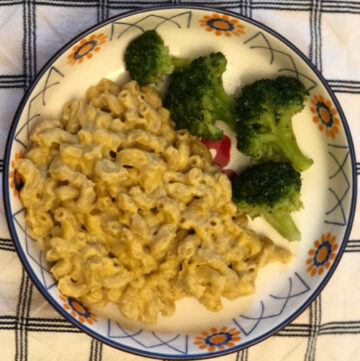 Plate of mac & cheese with steamed broccoli