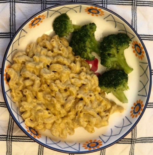 Plate of mac & cheese with steamed broccoli