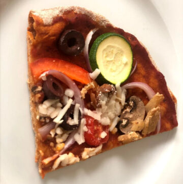Oil-free pizza slice with veggies