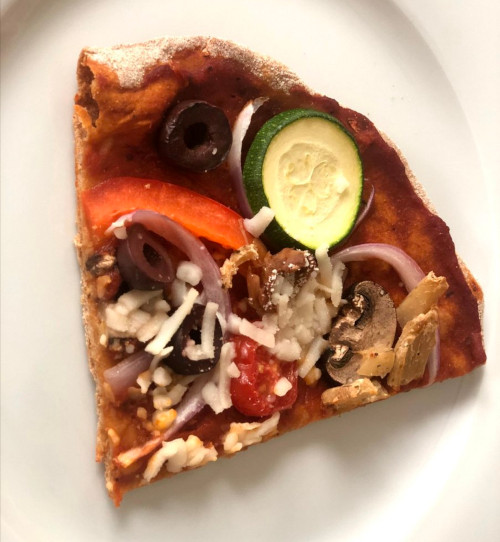 Oil-free pizza slice with veggies